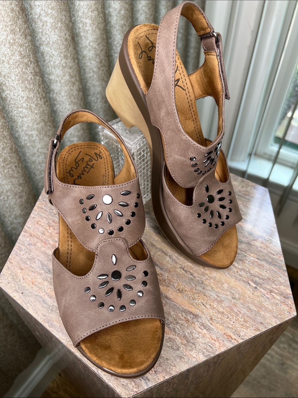 Natural Soul Taupe Wedge platform Sandals with Gunmetal Stud Accents S-8 - Picture 1 of 7